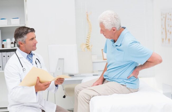 A patient with arthrosis in a medical appointment